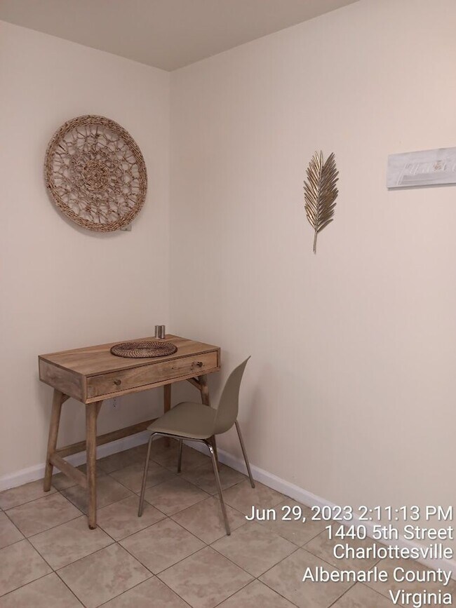Building Photo - Fully Furnished 1 bedroom / Garden Apartment / Utilities included Travel Nurse Special