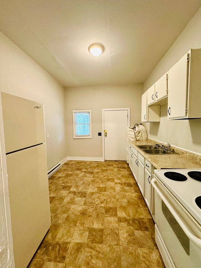 Building Photo - DOWNTOWN - 2 Bedroom - Big House! MOVE IN ...