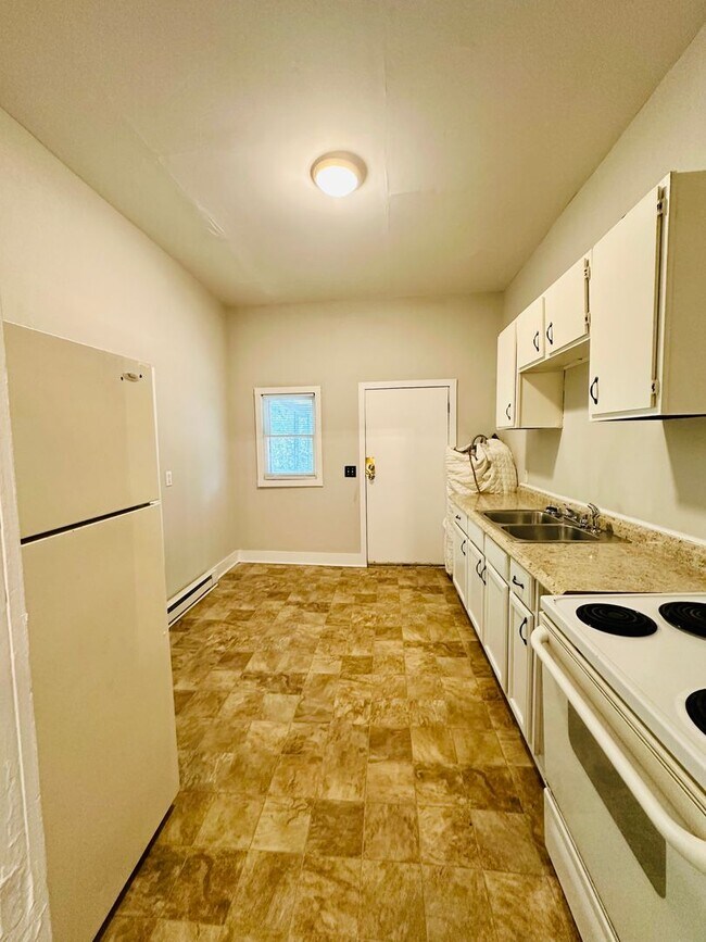 Building Photo - DOWNTOWN - 2 Bedroom - MOVE IN BY JULY 30t...