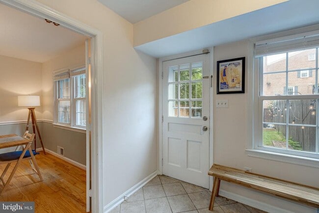 Building Photo - 6813 Market Square Dr