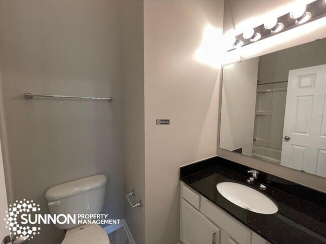 Building Photo - 2 Bed, 2.5 Bath Townhome in Prosperity Place!
