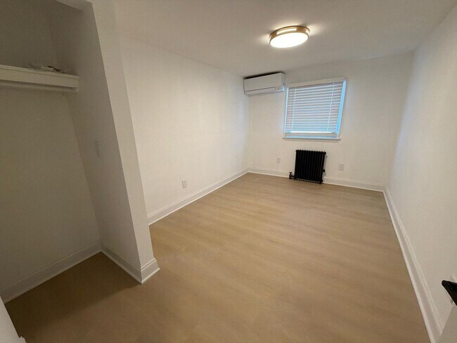 Building Photo - Great Home For RWJMS/Rutgers Students * Walk to New Brunswick/Highland Park Nightlife * All Utili...