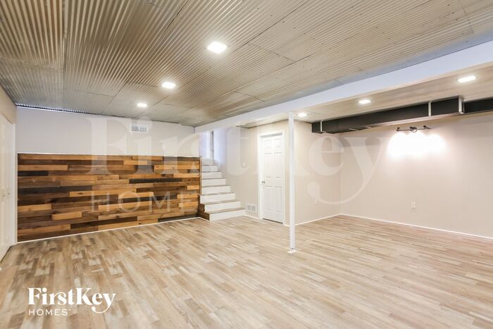 Building Photo - 9014 N Hull Ave