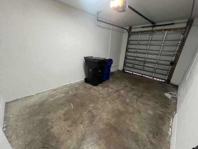 Building Photo - Lovely Townhome in Gate Community!
