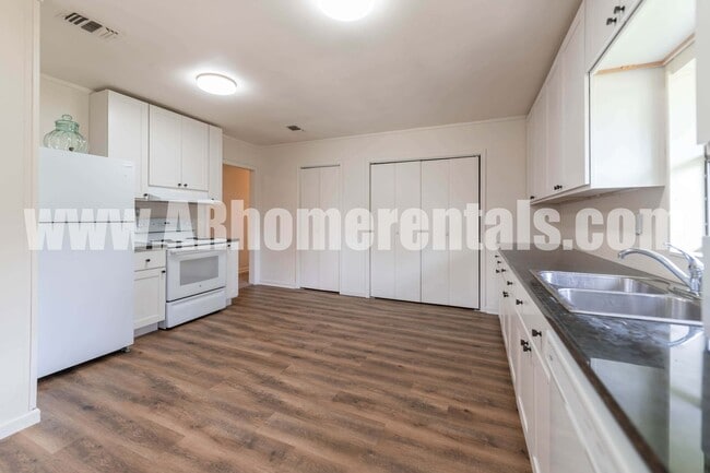 Building Photo - 117 Post Oak Dr
