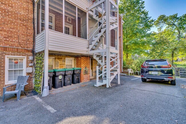 Building Photo - Updated Condo 3 Blocks from Metro