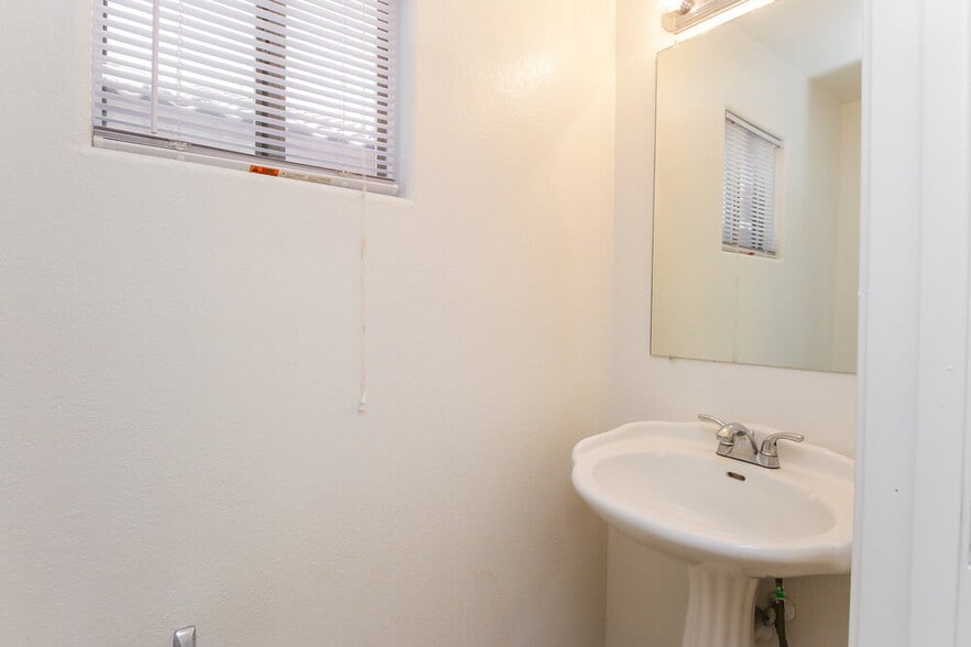 Building Photo - 12925 W Holly St