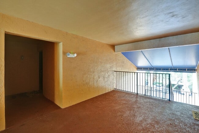 Building Photo - Renovated and Updated 2 Bed, 2 Bath Condo ...