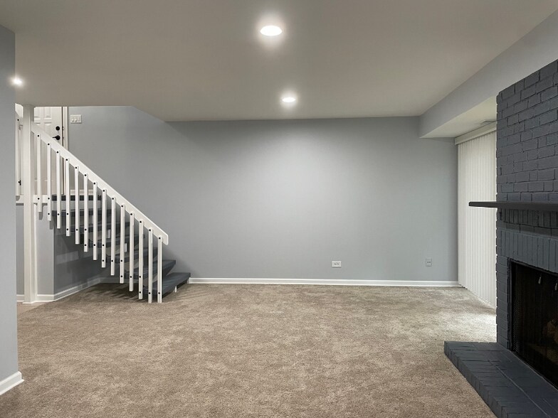 Building Photo - 29W412 Thornwood Ln