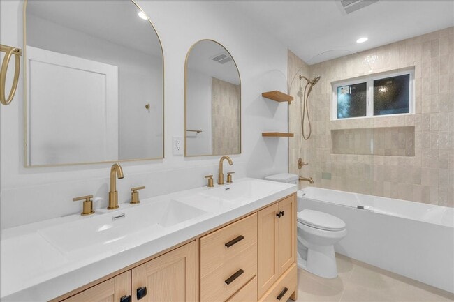 Building Photo - 6915 Encino Ave