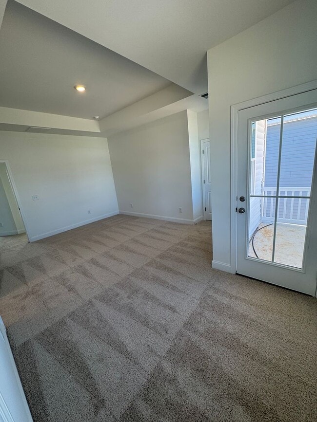 Building Photo - 3 Bedroom 2.5 Bath House in Hawthorne Land...