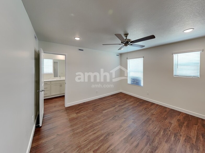 Building Photo - 8972 Royal Ln