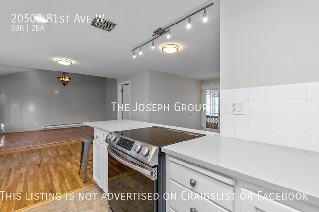 Building Photo - Open and bright 3 bed/1.75 bath in Edmonds!