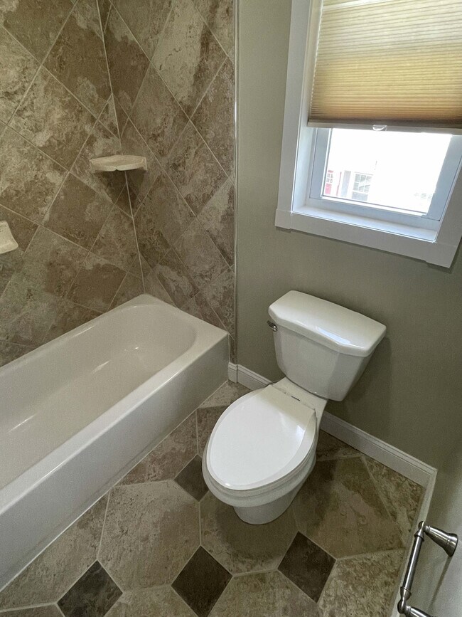 Building Photo - 15 Charles Street Ave