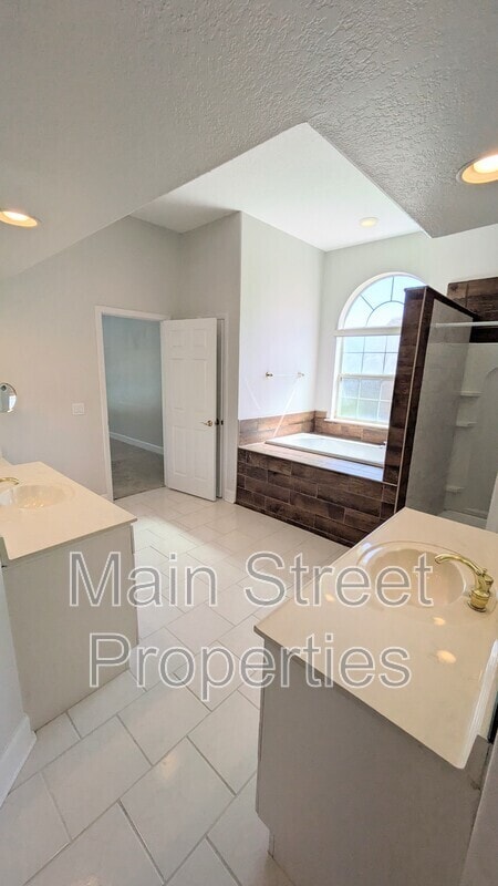 Building Photo - 2083 Downing Dr