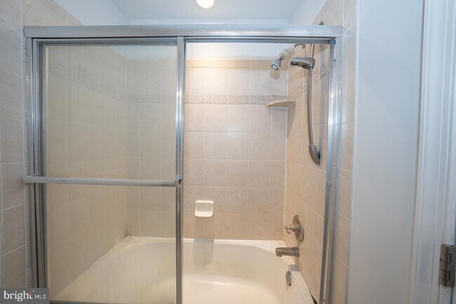 Building Photo - 300 W Elm St