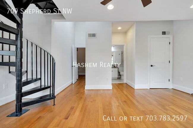 Building Photo - Spacious 4 Bedroom House in Washington, DC!