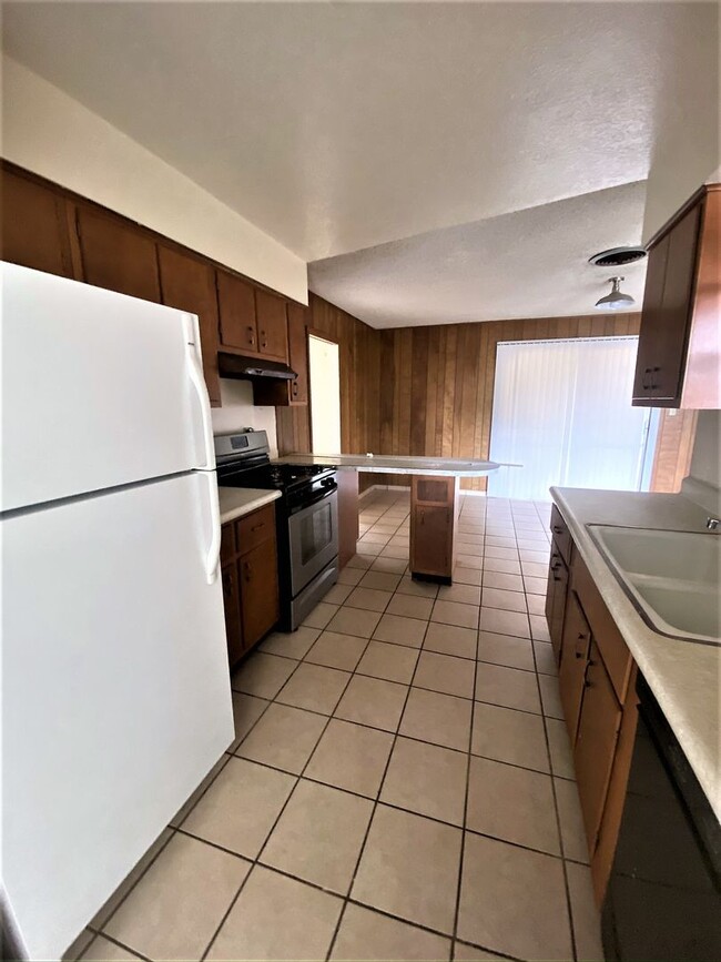 Building Photo - Large 4 Bedroom home with Garage and Enclo...