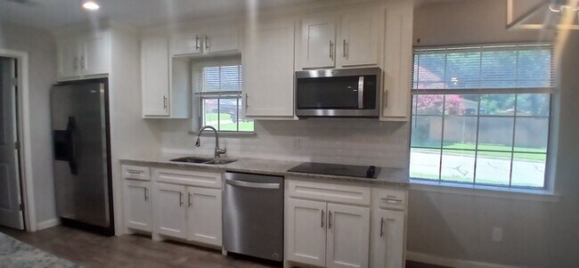 Building Photo - Beautiful 7 beds 3 baths in Ryanwood!