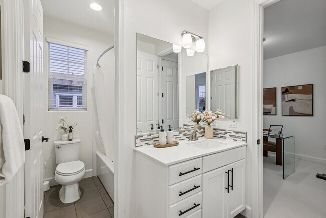 Building Photo - Beautiful Corner-Unit Townhome Near Downtown – 4 Bed | 3 baths