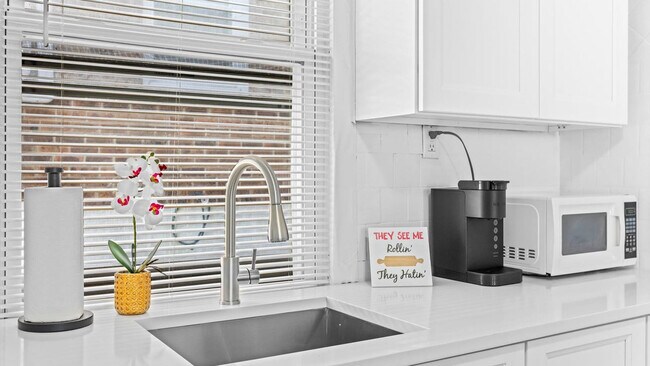 Building Photo - 206 N Dorset Ave