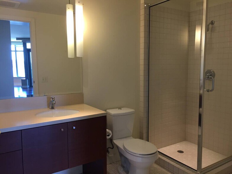 bathroom near 2nd bedroom - 3601 S River Pky