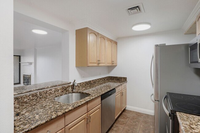 Building Photo - SPACIOUS 2Bd/1BA Condo- Cap Hill Neighborhood! Available NOW!
