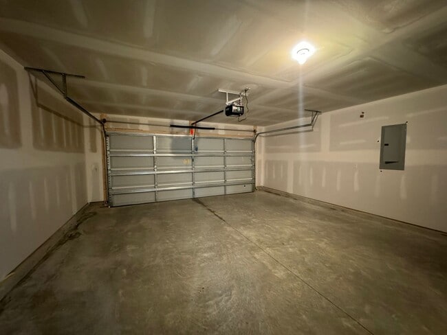 Building Photo - Newer 4BR 2.5BA Home!