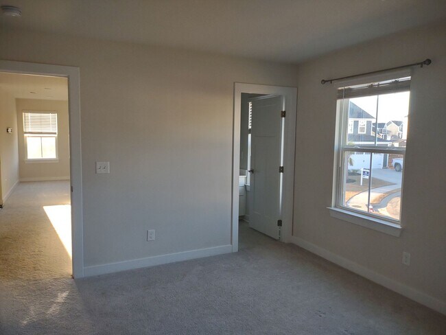 Building Photo - Superlative 6 Bedroom, 5 Bathroom Home in an Upscale Community!