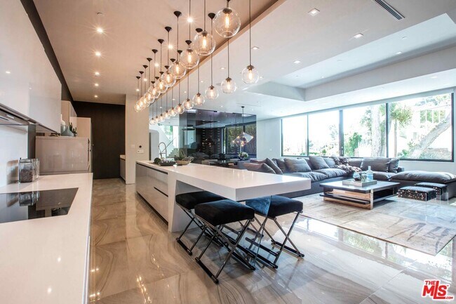 Building Photo - 2210 Bowmont Dr