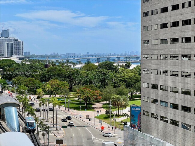 Building Photo - 300 S Biscayne Blvd