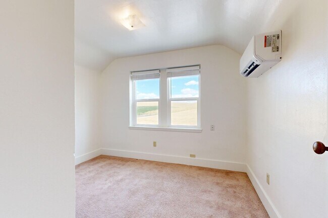 Building Photo - Farmhouse - Showings now Available