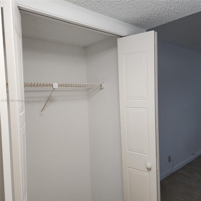 Building Photo - 342 Lakeview Dr