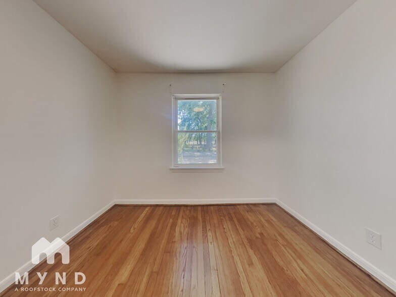 Building Photo - 6907 Schiller St