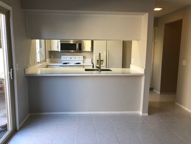 Building Photo - Wonderful 3 Bed, 1.5 Bath Upgraded Condo with Lots of Amenities