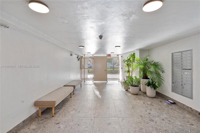 Building Photo - 828 3rd St