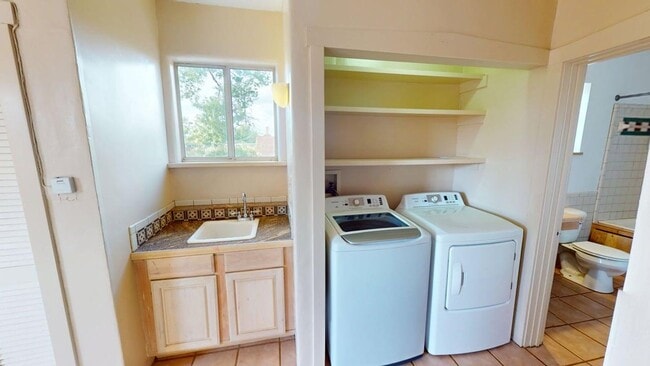 Building Photo - Light and bright 2 bedroom central location