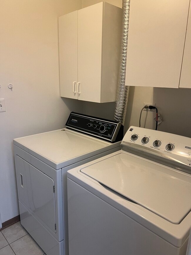 Building Photo - 250 Regal Ct