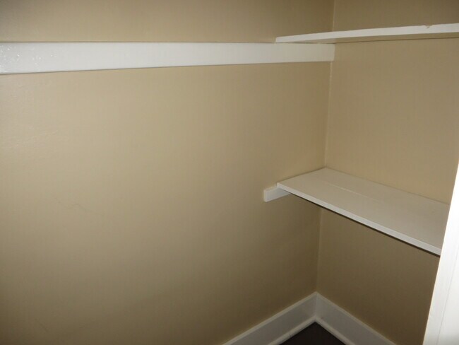 Building Photo - 826 Nuttman Ave