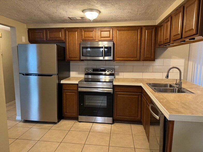 Building Photo - 3509 Nixon Rd