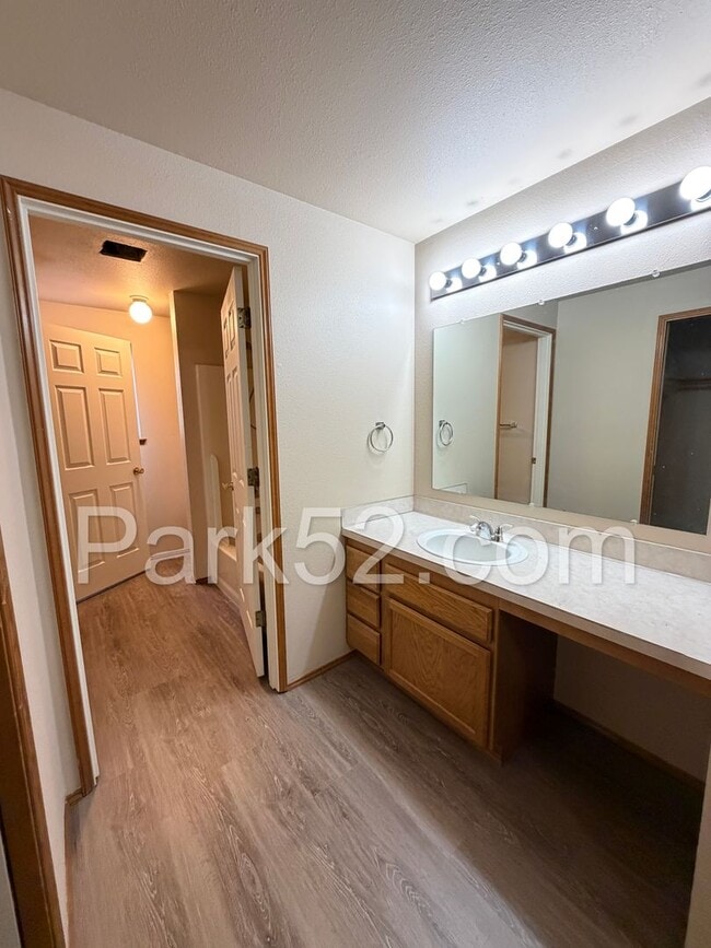 Building Photo - 2 Bedroom Townhome in Gig Harbor - New Flooring!