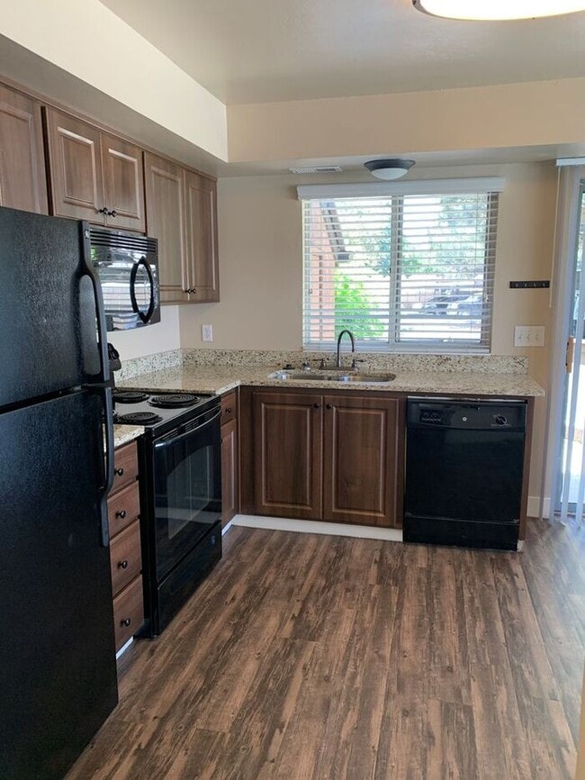 Building Photo - 2 Bed 1.5 Bath End Unit Townhome!