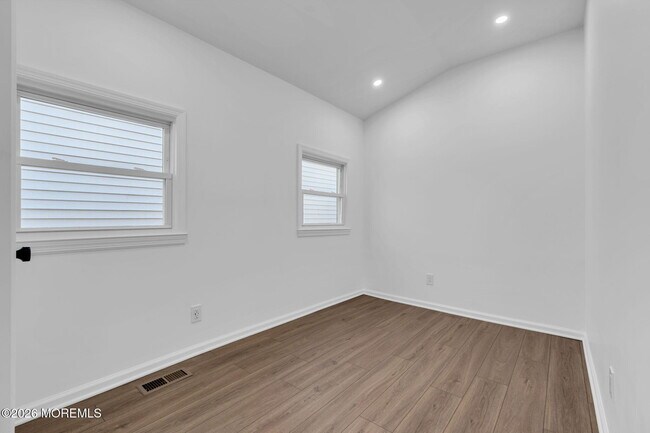 Building Photo - 1807-1809 Laurel Terrace