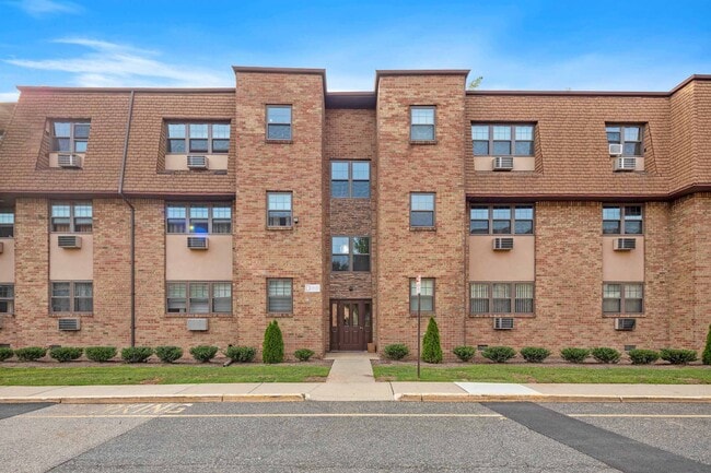 Building Photo - 220 Meadow Ln