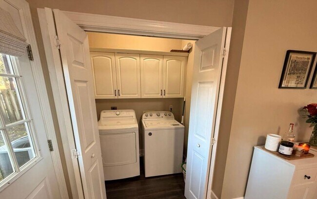 Building Photo - 3 Bed 2.5 Bath Single-Family Home