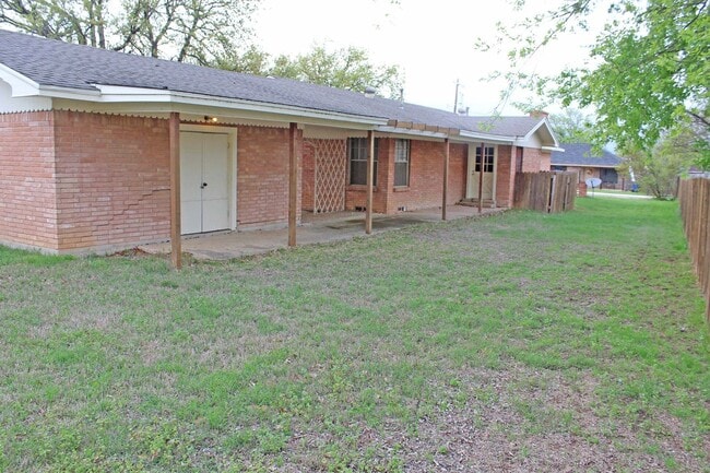 Building Photo - Great 2 Bdrm 1 Bath Home in Sanger Tx