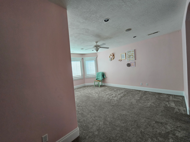Building Photo - 738 Deer Hollow Rd