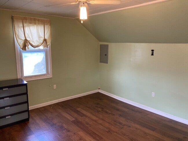 Building Photo - Top Floor Studio Apartment in Havre de Grace