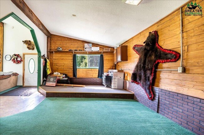 Building Photo - Century 21 Gold Rush - 2 bed, 1 bath (Fair...