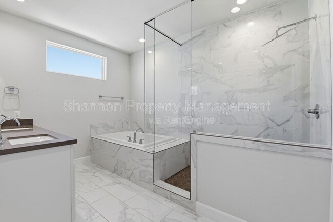 Building Photo - 3024 Charline